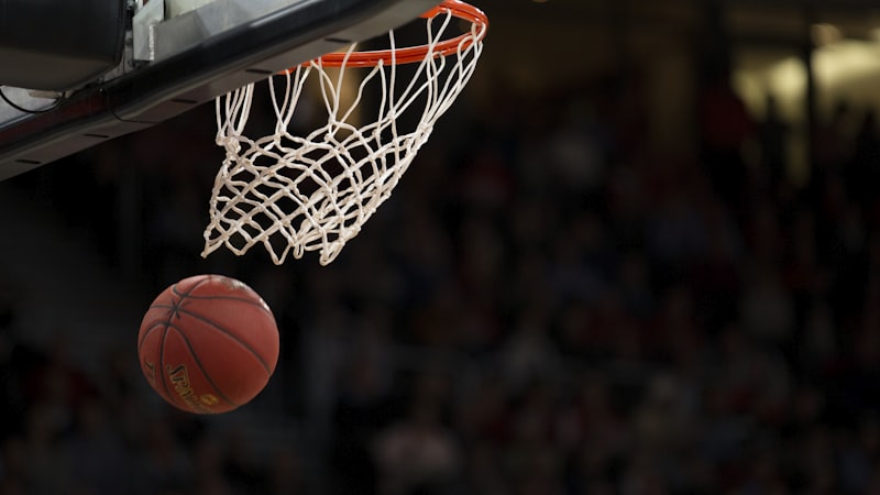 NBA篮球比赛现场，球员飞身扣篮瞬间